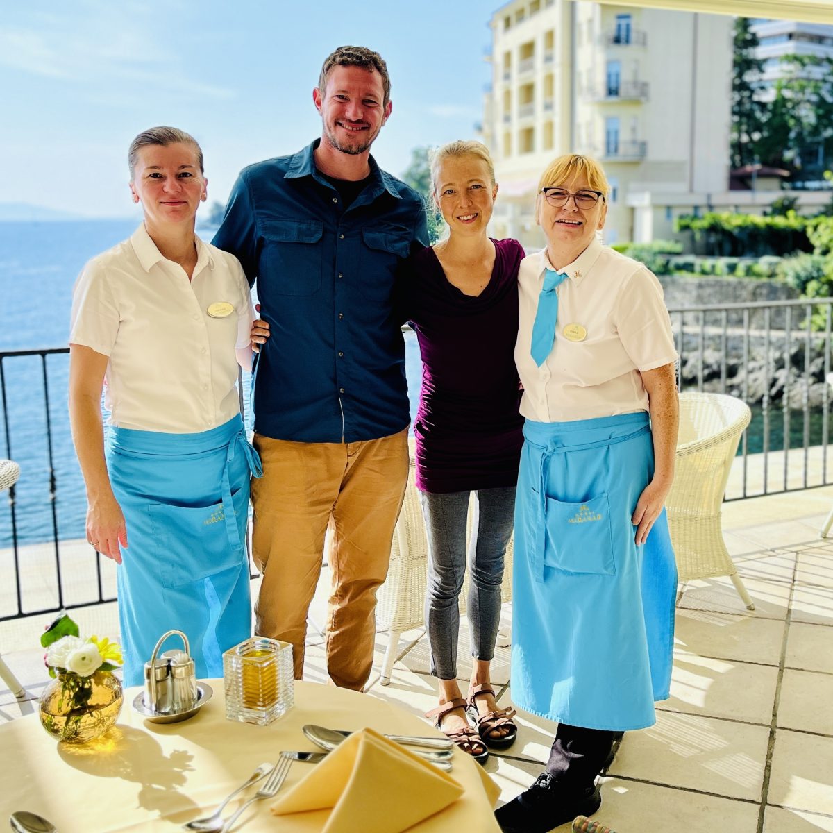 Katrin mit Ehemann und dem lieben Miramar Personal